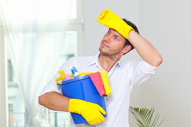Partnerja spodbudite, da vam več pomaga pri čiščenju 