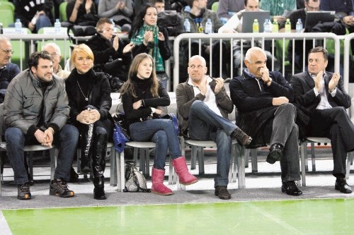 Redni gost košarkarskih tekem Uniona Olimpije ni samo  župan Zoran Janković, ampak tudi njegova dva sinova Jure in  Damijan s...