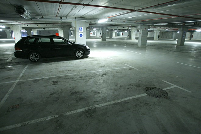 Parkirišča v Stožicah še samevajo.