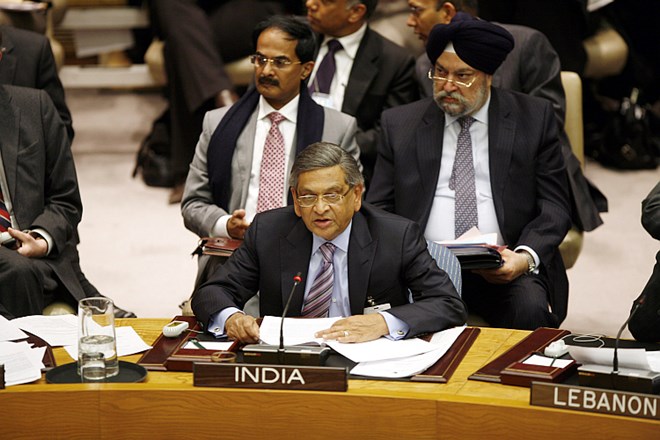 Indijskemu zunanjemu ministru SM Krishni se je v soboto pripetil neprijeten spodrsljaj.