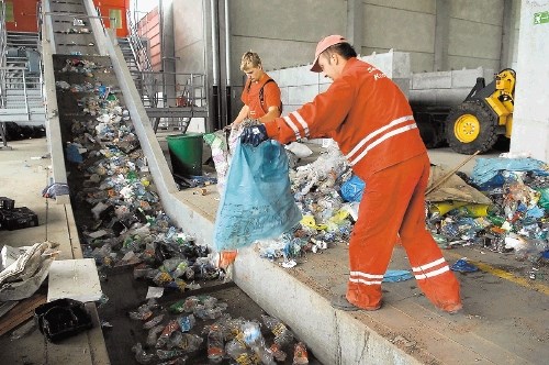 Center za ravnanje z odpadki v Logatcu bo sortirnica, ne odlagališče. »Po zagotovilu okoljskega ministrstva obrat ne povzroča...