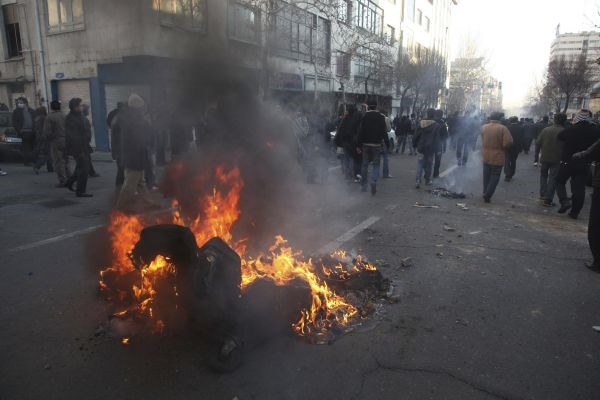 Iranska policija je v ponedeljek v Teheranu s solzivcem in gumijastimi naboji razgnala protivladne protestnike.