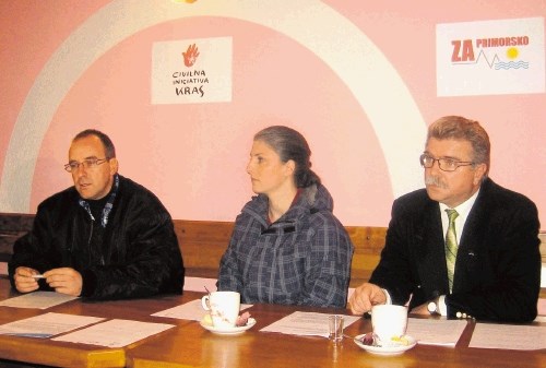 Člani civilnih iniciativ Kras in Za Primorsko Robert Rogič, Barbara Jejčič in Miha Pogačar (od leve proti desni) so včeraj...