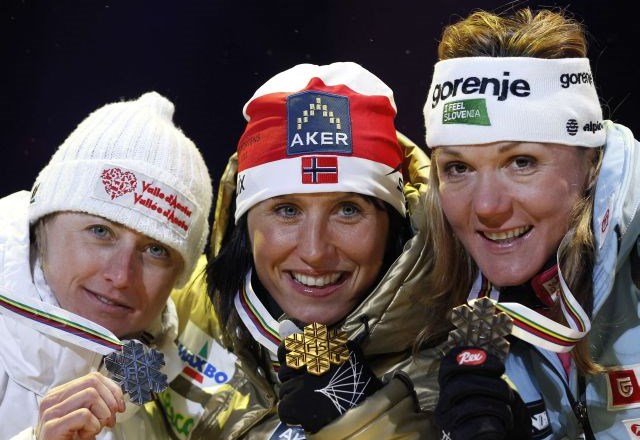 Petra Majdič (desno) je bila na odru za zmagovalke  precej bolj razposajena od zlate Norvežanke Bjoergnove (v sredini) in...