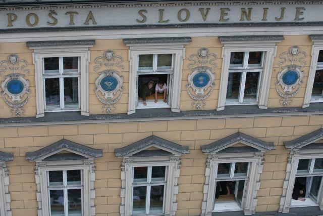 Država spustila cene, Pošta Slovenije jih "popravlja".