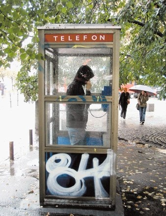 Javne telefonske govorilnice podjetju Telekom predstavljajo samo izgubo, čeprav  danes nimajo več toliko stroškov kot nekoč,...