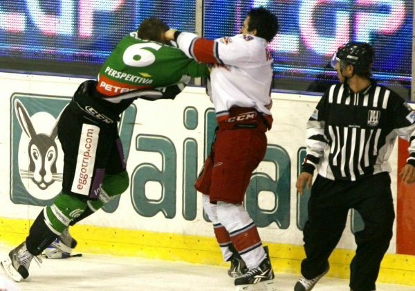 Olimpijin hrust Boštjan Groznik (v zelenem) je zadrsal na led zgolj zaradi pretepa, ki pa ga je proti Danielu Boisu izgubil.