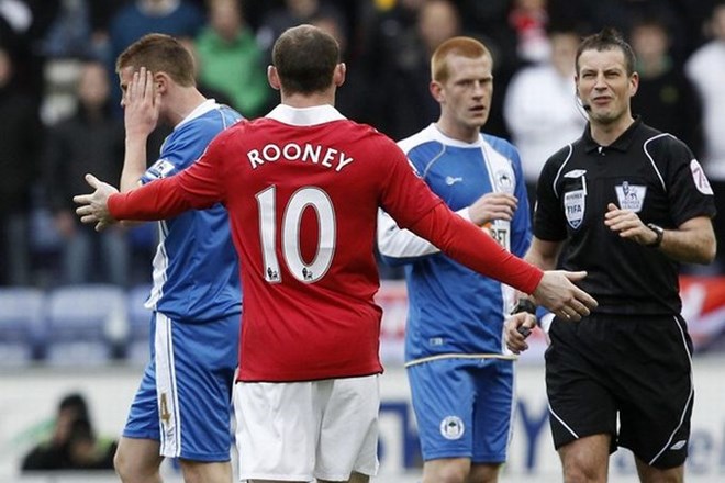 Wayne Rooney je na tekmi proti West Brom-u nasprotnika namerno udaril s komolcem.