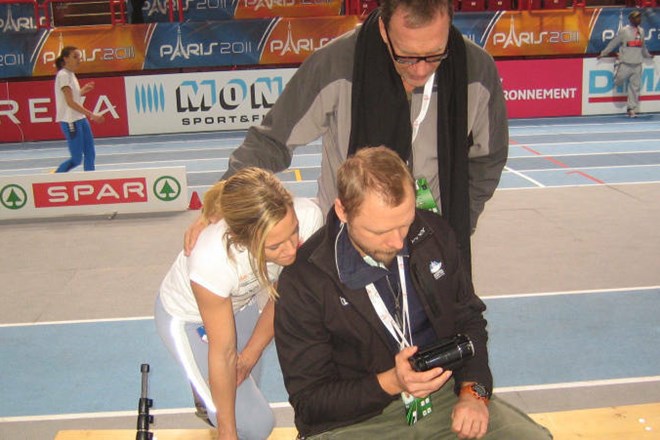 Matej Juhart (spodaj desno) je včeraj na uradnem treningu v dvorani Bercy na kameri kazal sprinterki Nini Kovačič in novemu...