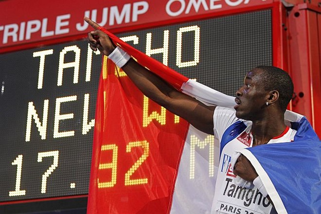 Francoz Teddy Tamgho je na 31. dvoranskem atletskem evropskem prvenstvu v Parizu za centimeter izboljšal svoj svetovni...