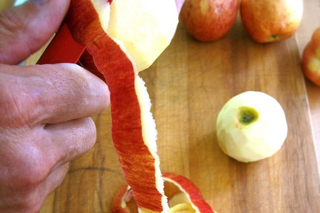 Očistite dom s kečapom, majonezo in jabolčnimi olupki