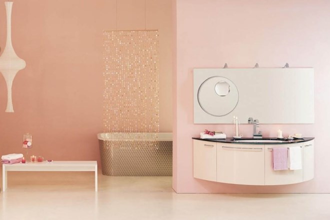 Rožnata kopalnica je lahko tudi elegantna in prefinjena