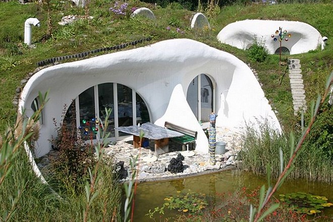 Neobičajna ekološka gradnja: zemeljske hiše v Švici