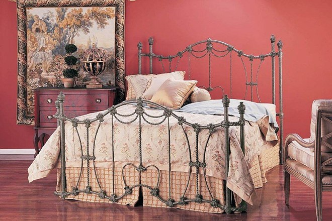 Kovinska postelja: bogastvo oblik za sodobno spalnico