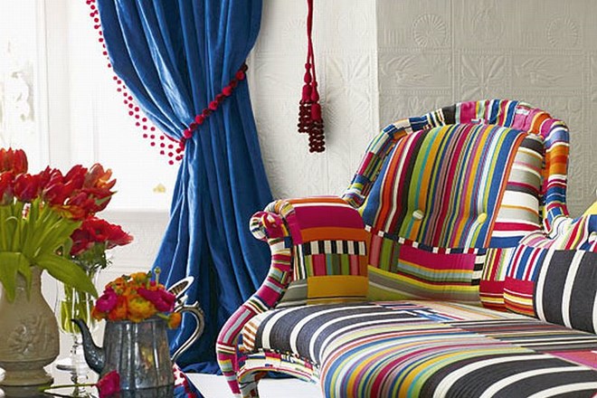 Dnevno sobo okrasite v navdihujočem barvnem slogu
