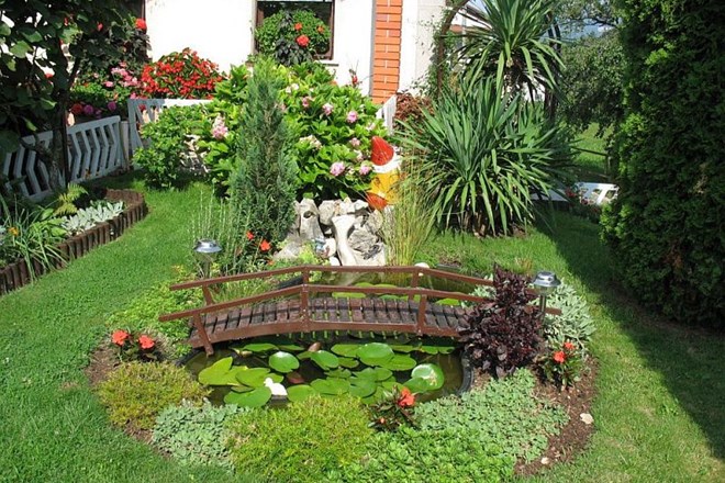 Poudarite svoj vrt z zanimivimi dekorativnimi elementi