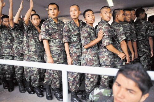 Tokratne volitve nekateri razumejo tudi kot referendum o ukinitvi vladavine vojske na Tajskem. Njeni pripadniki so se na...