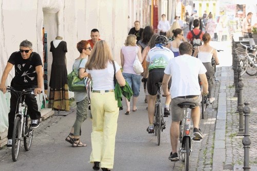 Na območjih za pešce med kolesarji in pešci  ne prevladuje ravno najbolj harmoničen odnos.