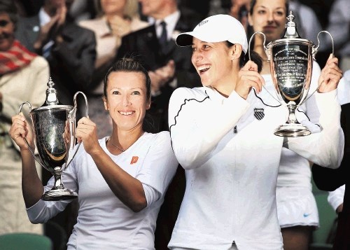 Katarina Srebotnik (desno) je v paru s Čehinjo Kveto Peschke (levo) osvojila Wimbledon, s čimer je v konkurenci dvojic...