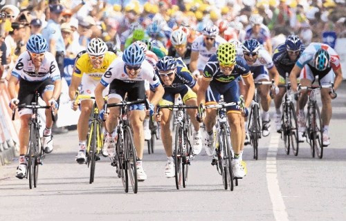 Borut Božič (drugi z desne v temno modrem dresu) je včeraj na najprestižnejši kolesarski dirki na svetu Tour de France...