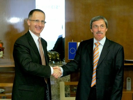 Direktor za področje jugovzhodne Evrope pri EIB Dominique Courbin in predsednik uprave SID banke Sibil Svilan.