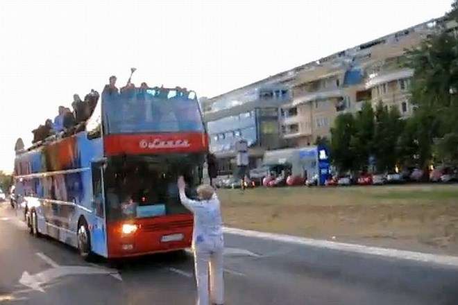 Beograjčanka Lola je ustavila avtobus, da je Noletu poklonila steklenico slivovke.