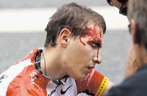 Jani Brajkovič je včeraj na Touru doživel brutalen padec. Takoj po padcu je bil zraven klubski zdravnik dr. Pedro Celaya, ki...