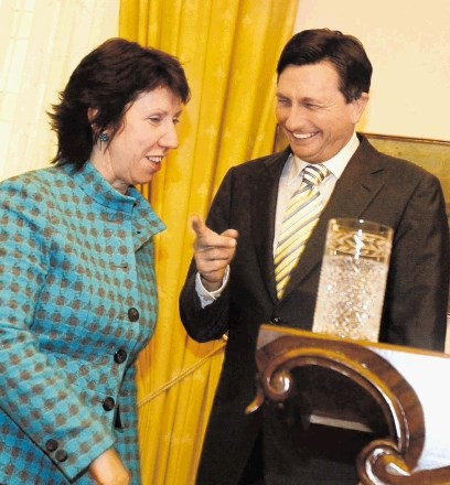 V evropski diplomatski službi, ki jo vodi Catherine Ashton (na fotografiji s premierjem Borutom Pahorjem), visoka...