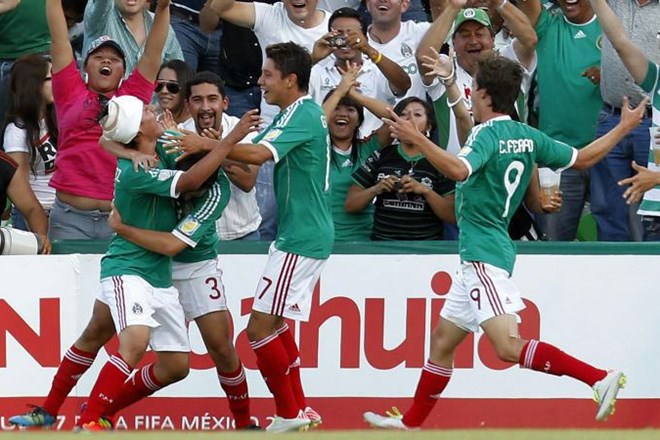 Veselje mladih Mehičanov ob zmagovitem zadetku, ki jih je popeljal v finale svetovnega prvenstva.