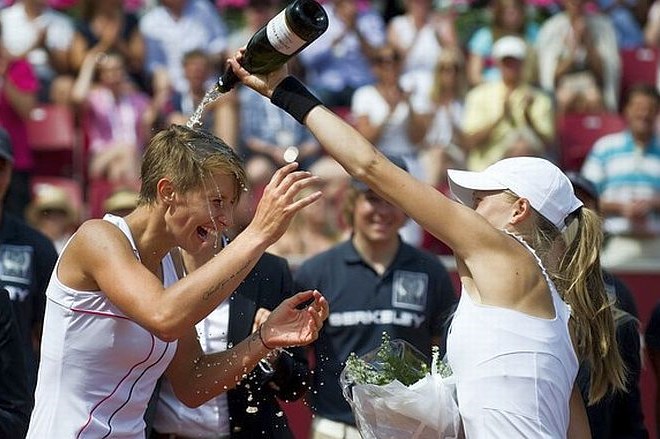 Larssonova je Hercogovo ob podelitvi pokalov polila s šampanjcem.