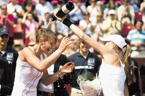 Po zmagi je Polona Hercog (levo) doživela tuširanje s šampanjcem, ki ga je pripravila poraženka, Švedinja Johanna Larsson.
