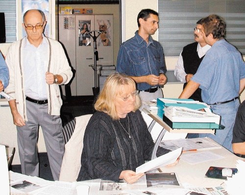Centralna redakcija (desk) Dnevnika, priprava nove oblike časnika leta 2002,  Robert Mecilošek (levo),  Tanja Keršmanc,...