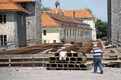 Marinka Kurilić  v tožbi glede gradbenega dovoljenja za most pri Cukrarni zahteva, da  bi  štiripasovno cesto na zgornji...