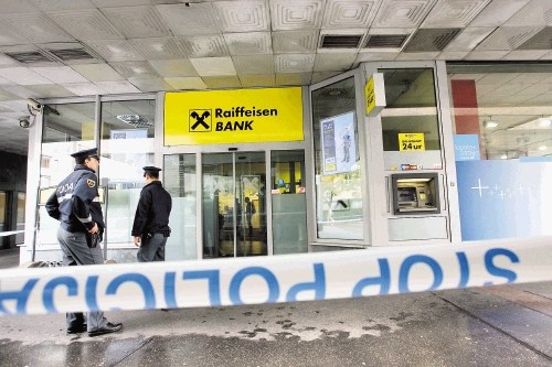 Poslovalnica banke  Raiffeisen je bila  spet tarča roparjev.