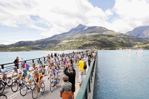 Kolesarji so se na Touru včeraj podali čez most, kjer so jih pričakali številni navijači.