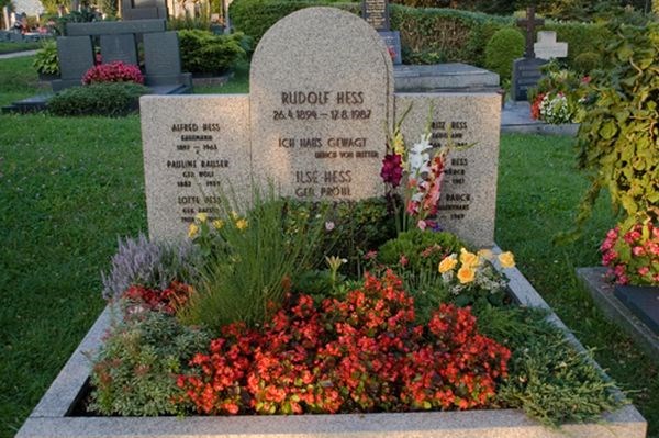 Grob Rudolfa Hessa.