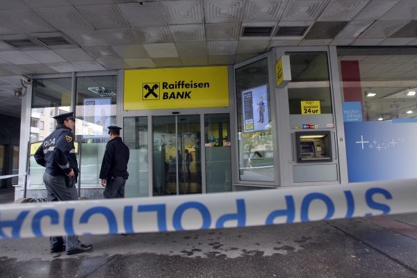 V sredo sta neznanca oropala poslovalnico Raiffeisen Banke na Linhartovi cesti v Ljubljani in iz blagajne odnesla nekaj tisoč...