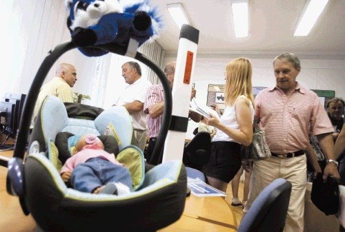 Dr. Borut Likar je predstavil otroški sedež z  motornim zibalom.