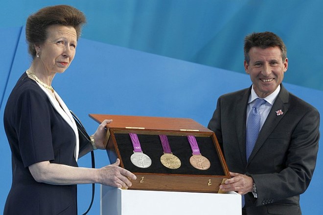 Medalje sta predstavila angleška princesa Anne in znani olimpijec Sebastian Coe, ki je tudi predsednik organizacijskega...