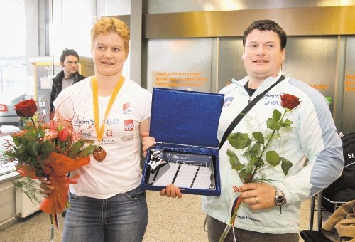 Martina Ratej (levo) in Andrej Hajnšek sta se še nedolgo nazaj z 10. evropskega zimskega pokala v metih nasmejana vrnila v...