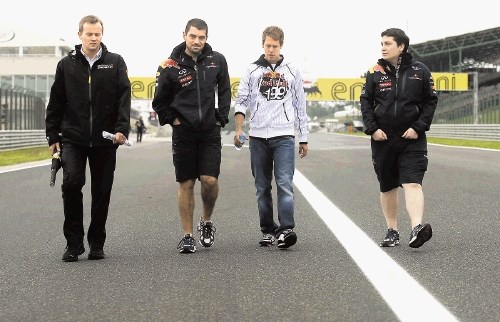 Dirkač Red Bulla Sebastian Vettel (v belem) si je z moštvenimi kolegi takole ogledoval stezo Hungaroring.