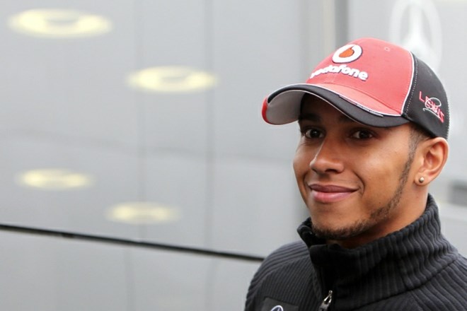 Lewis Hamilton je bil najhitrejši na prvem prostem treningu.