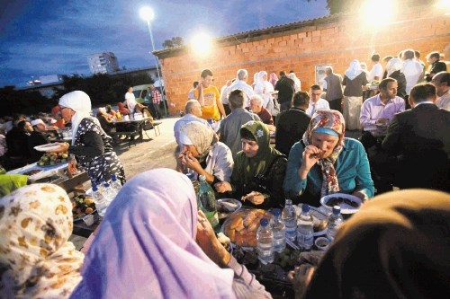 Tradicionalne večerje ob začetku islamskega postnega meseca ramazana se je udeležilo približno 200 muslimanov.