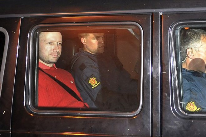 Anders Breivik na poti s sodišča.