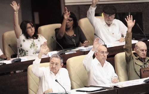 Kubanski predsednik Raul Castro (spodaj levo) med glasovanjem o  gospodarskih reformah v  parlamentu