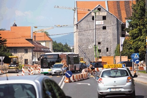 Na Zoisovi cesti in Krakovskem nasipu bodo kmalu ukinili desni vozni pas in  spremenili  prometni režim, enako na Vegovi...