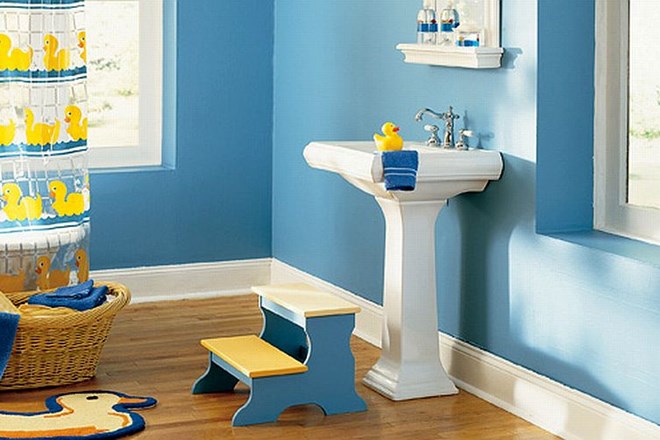 Žive barve za razigrano opremljeno otroško kopalnico