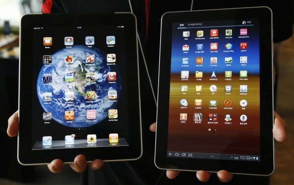 O podobnosti lahko presodite sami: desno je Samsungov Galaxy Tab 10.1, levo pa iPad.
