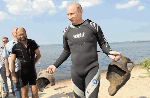 »Prizor pod površino morja pušča močan vtis,« je pojasnil Putin, ko je prišel na površje, in dodal, da bodo območje...