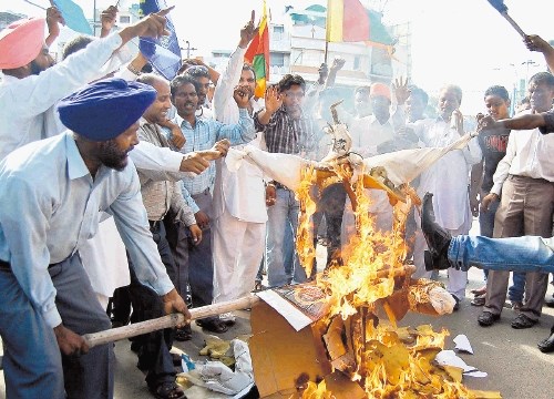 Protestniki v indijski državi Pundžab sežigajo  lutko v podobi režiserja Prakaša Džhaja, ki se je v filmu Rezervacija lotil...
